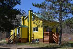 Отель La Maison jaune de Chute-Saint-Philippe  Lac-Saint-Paul